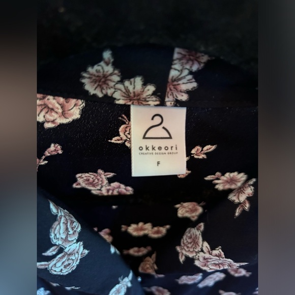 Navy floral blouse with pearl buttons - Picture 5 of 5